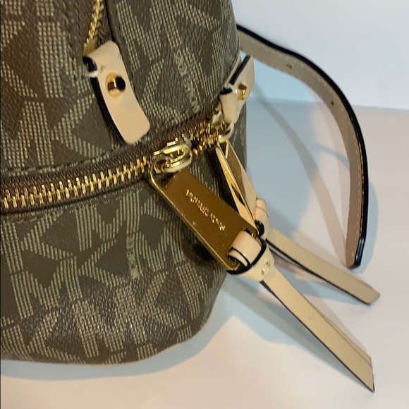 Authentic Micheal Kors backpack !!!!! W/ dust bag main image 11